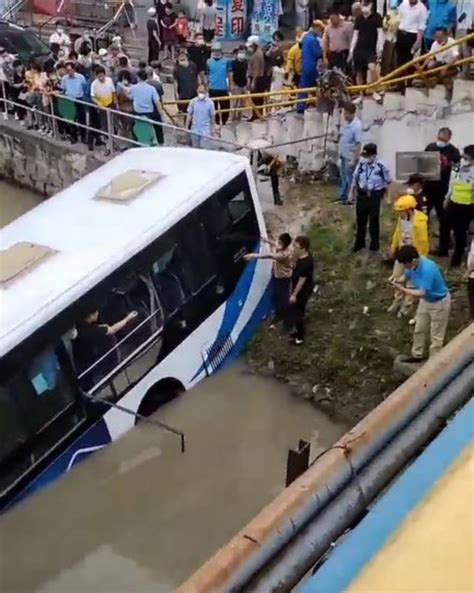 视频 | 重庆万州公交车坠江前5秒，到底发生了什么？