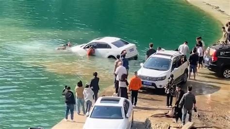 车辆落水，多名路人下水施救_凤凰网视频_凤凰网