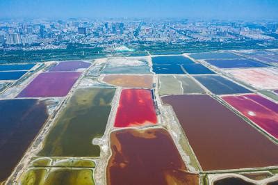山西运城盐湖，从上空俯瞰，大大小小的盐池呈现出不同的颜色