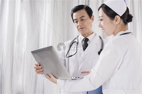 一群专业的年轻医生在病房里手牵关高清图片下载-正版图片502602563-摄图网