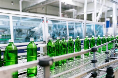水厂用于将纯净矿泉水加工和装瓶成绿色玻璃瓶的水装瓶生产线高清图片下载-正版图片504105425-摄图网