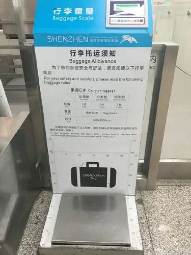 终端航班行李旅者在高速走上携带一个手提箱高清图片下载-正版图片307703999-摄图网