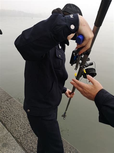 民警帮游客打捞掉落水中的手机，-人文片-19摄区-杭州19楼