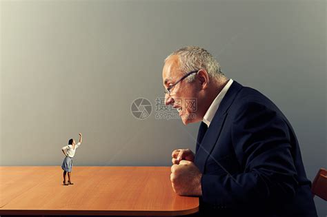 小愤怒的女子与不满的老年男子之间的冲突1高清图片下载-正版图片504801753-摄图网