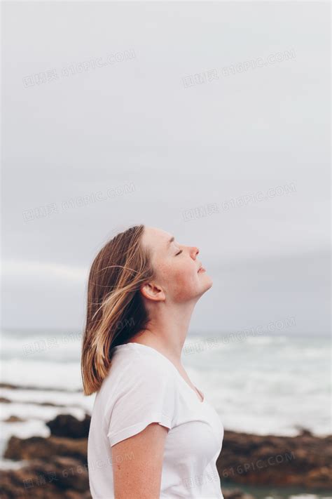 面朝大海头像女,清新面朝大海的女生头像图片_海边女生头像_头像屋