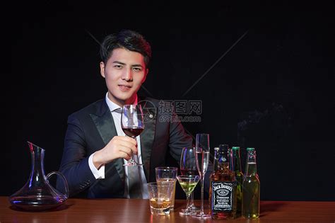 商务男士酒吧喝酒高清图片下载-正版图片501028566-摄图网
