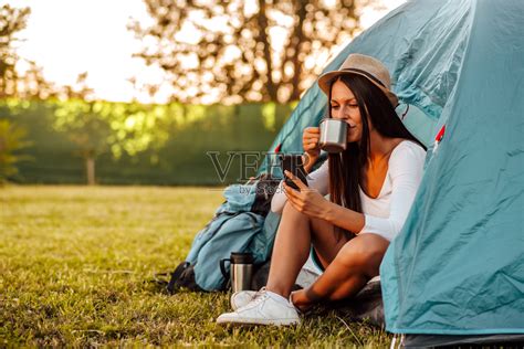 旅行,旅游,远足,野营人们的快乐的轻女人,背包坐帐篷里高清图片下载-正版图片300604719-摄图网