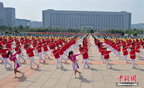 北京苏宁广场舞大赛开赛 大妈小伙同台竞舞-千龙网·中国首都网