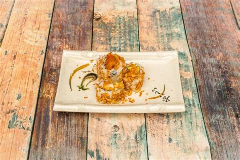 Premium Photo | Crispy onion uramaki sushi pieces with nori seaweed and ...