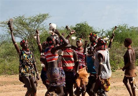 非洲一奇葩部落：女性满18后要举行成人礼，越痛才代表越幸福|成人礼|哈莫|原始部族_新浪新闻