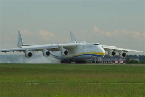 全球最大运输机安-225最新画面曝光，前半部完全被毁(含视频)_手机新浪网