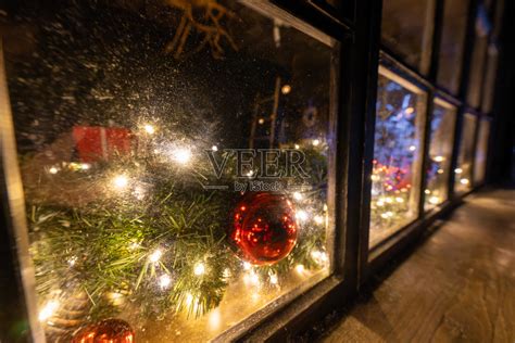 圣诞装饰品和彩灯在窗边闪烁照片摄影图片_ID:412511093-Veer图库