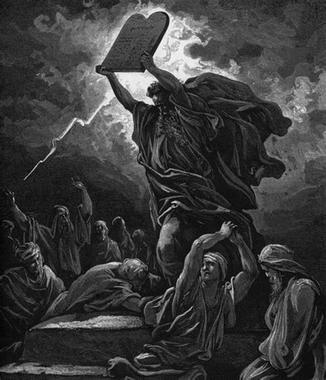 先知摩西在西奈山上拿着刻有上帝诫命的石碑。