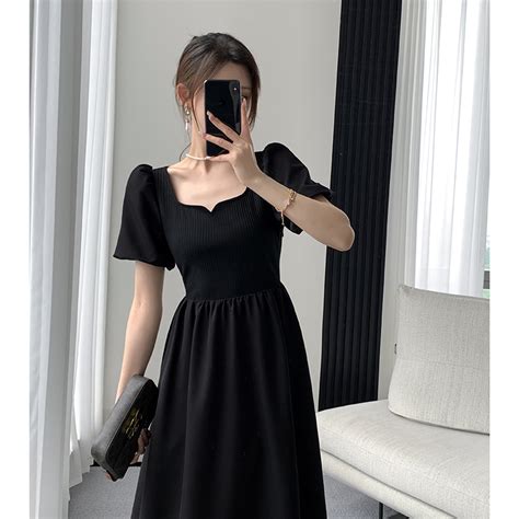 黑色连衣裙应该搭配什么样的饰品才会显得漂亮大方呢？ - 知乎
