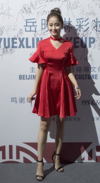 青年演员凯迪丽娅受邀出席北京时装周黑色印花礼服活泼亮相_娱乐_环球网