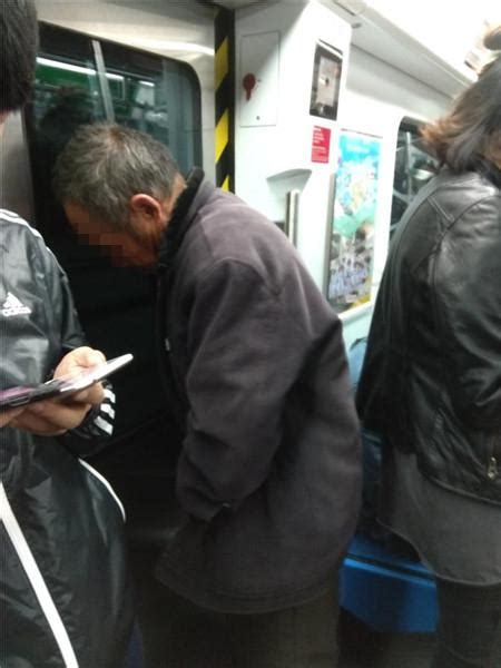 北京地铁车厢内男子对着瓶子小便 被乘客拍下(图)|小便|北京地铁|车厢_新浪新闻