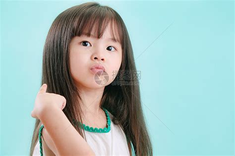 成长可爱的东方人小女孩生气的可爱表情高清图片下载-正版图片501922054-摄图网