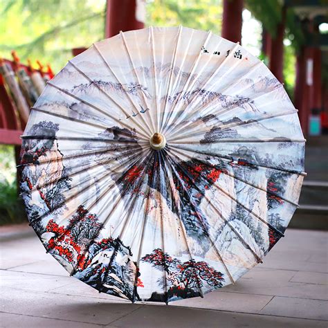 “撑一朵油纸伞，行走在江南的烟雨之中。”一把油纸伞如何做成？