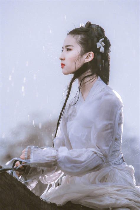 刘亦菲版的小龙女一袭白衣胜似雪，到底惊艳了多少人