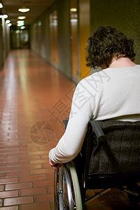 坐轮椅办公的青年白领男性高清图片下载-正版图片501997334-摄图网