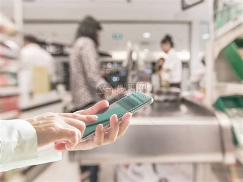 数字生活方式商务人士或购物者使用移动智能手机在超市收银柜台高清图片下载-正版图片504564102-摄图网
