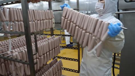 包装手职业肉类加工厂的香肠生产高质量照片肉类加工厂的香肠生产高清图片下载-正版图片307908613-摄图网