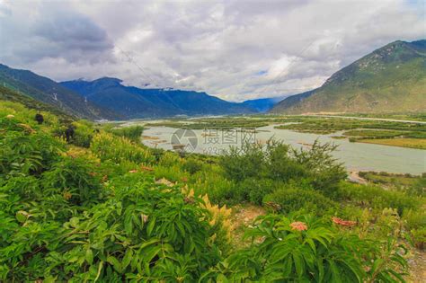 林芝大峡谷林拉高速高清图片下载-正版图片502389249-摄图网