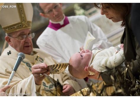 教宗为婴孩付洗：天主圣言是天父赐给祂子女的食粮_信德文化学会_信德网