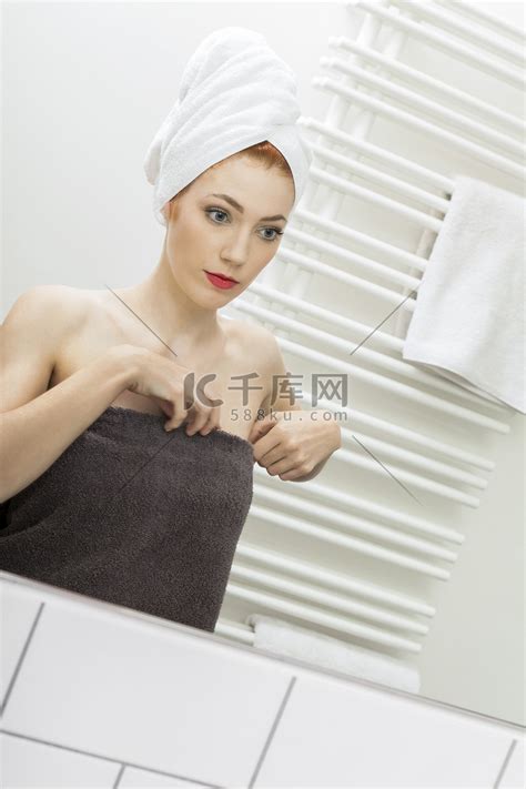 淋浴后的女人看着镜子里的脸高清摄影大图-千库网