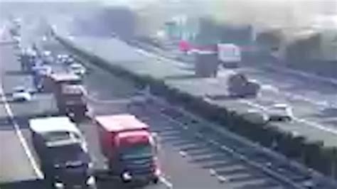 错过出口，小车强行变道后撞上了高速护栏_凤凰网视频_凤凰网