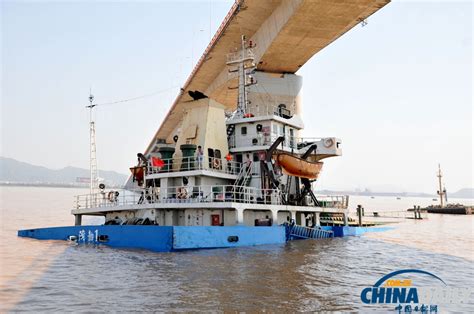 浙江5000吨级货船撞大桥遇险 货舱进水沉底 - 青岛新闻网