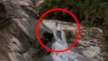 男子试图穿越瀑布被水流冲落 工作人员回应_凤凰网视频_凤凰网