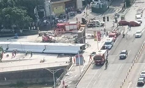 四川德阳一在建人行天桥发生垮塌 造成1死1伤，还有1人被困正在救援中凤凰网川渝_凤凰网