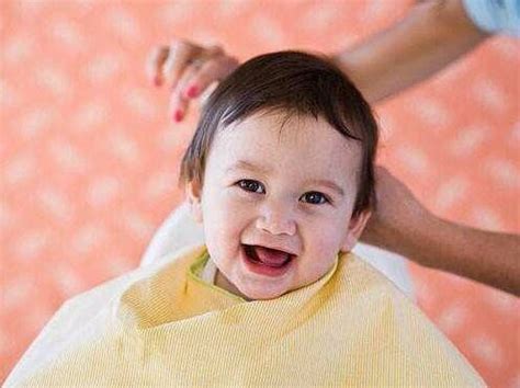 孩子正在准备理发孩子在理发店的第一次理发婴儿理发蹒跚学步为孩高清图片下载-正版图片506381683-摄图网