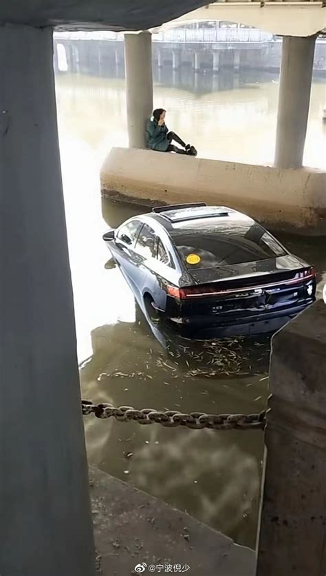 网友投稿：余姚马渚镇渚山桥下面一辆汽车开进了河里……|余姚市|汽车_新浪新闻