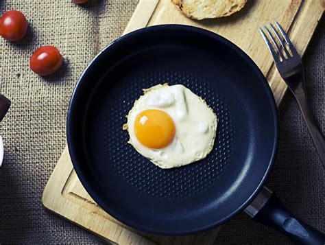 鸡蛋里有血能吃吗?营养不受影响但最好别吃-聚餐网