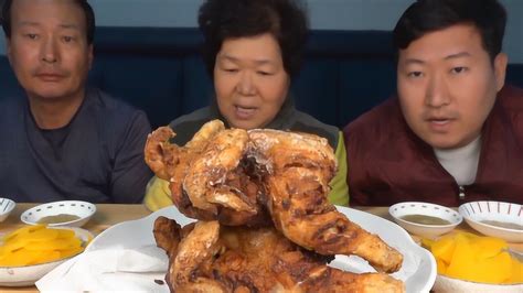 韩国农村一家人吃鸡，三人分两只鸡，一看儿子眼神发光就知没吃饱_腾讯视频