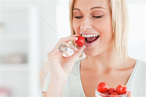 女人喜欢吃草莓的高清图片下载-正版图片321419731-摄图网