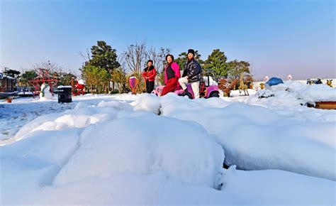 白雪皑皑的村庄的日出高清图片下载-正版图片504902500-摄图网