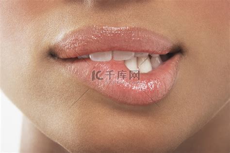 非主流头像咬嘴唇