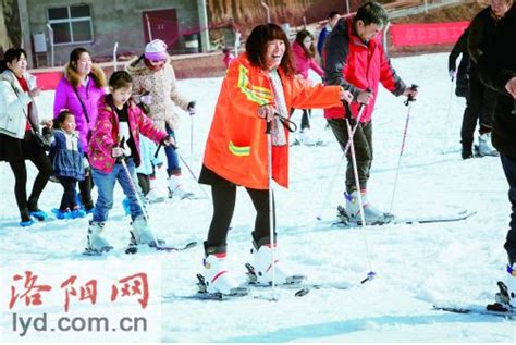 洛阳市数百名环卫工人、教师和出租车司机在滑雪场参加趣味运动会_新闻中心_洛阳网