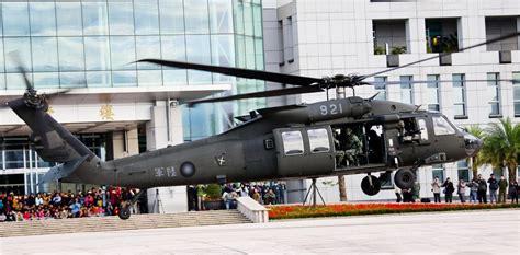 台湾空军“虎口夺食”抢走陆军黑鹰直升机