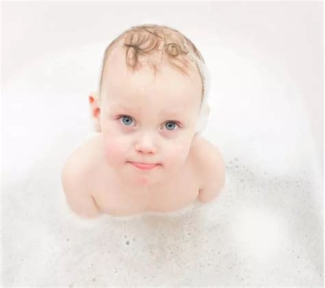 新生儿冬天多久洗一次澡 冬天怎么洗澡最科学 _八宝网