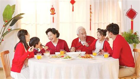 一家人新年吃年夜饭夹菜高清图片下载-正版图片500811839-摄图网