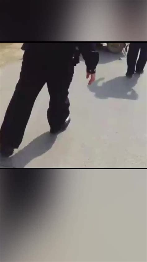 6岁孩子被碎玻璃扎伤，民警抱孩子检查就医_凤凰网视频_凤凰网