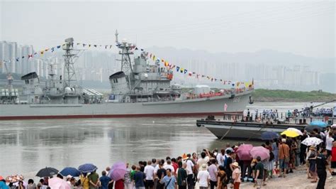 海军退役166舰入港重庆 作为海军历史主题博物馆向公众开放_凤凰网