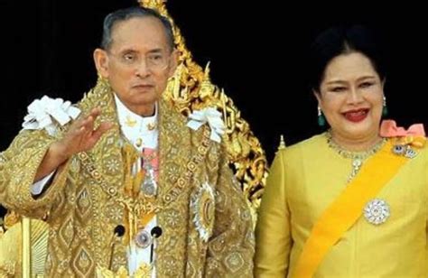 泰国国王偕新王后出席仪式 授予王室成员新封号
