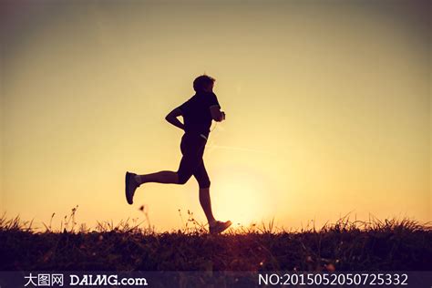 夕阳下奔跑的女性背影图片素材-正版创意图片401717525-摄图网