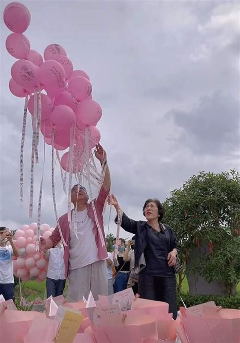 乔任梁去世五年后，父母为儿子庆祝34岁冥寿，墓地摆满鲜花与气球