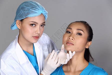 在医生整形手术前检查鼻子皮肤和脸部形状高清图片下载-正版图片506452620-摄图网